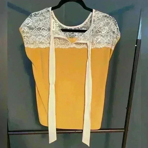 Faith & Joy women’s yellow and lace short sleeve top with‎ bow size S - Picture 8 of 8